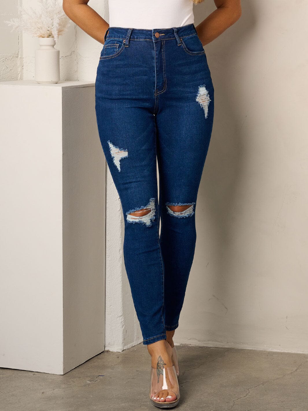 WOMEN'S BUTTON CLOSURE DISTRESSED SKINNY JEANS