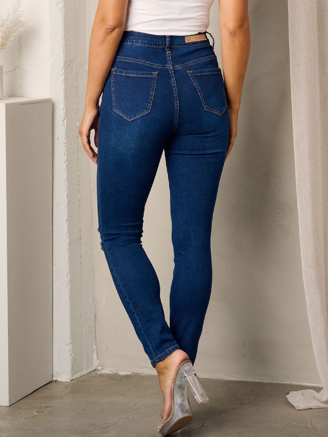 WOMEN'S BUTTON CLOSURE DISTRESSED SKINNY JEANS