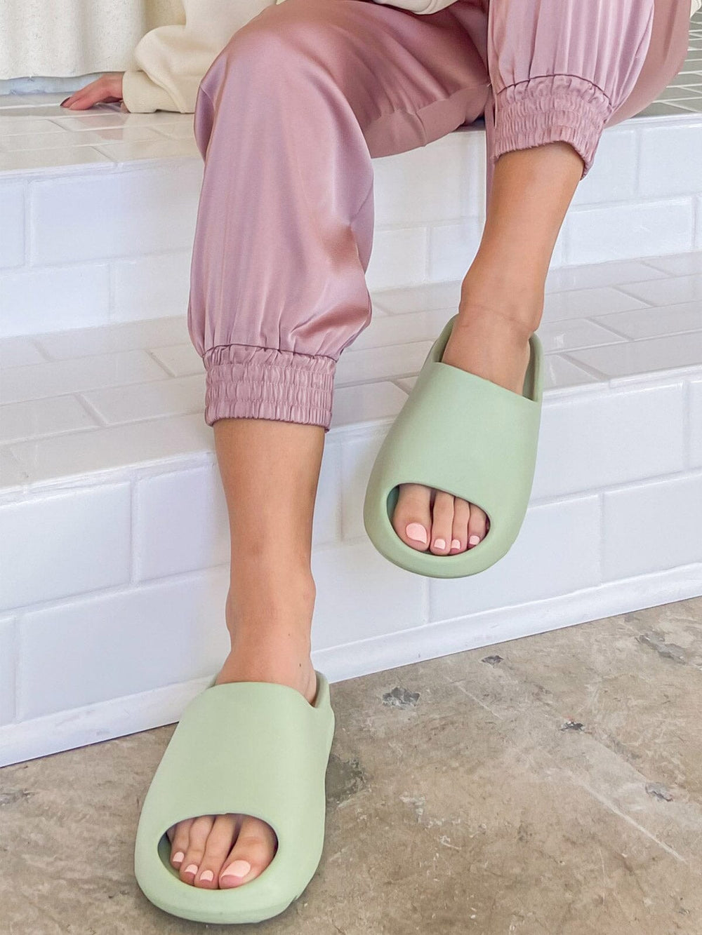 WOMEN'S SOLID CASUAL SLIDES