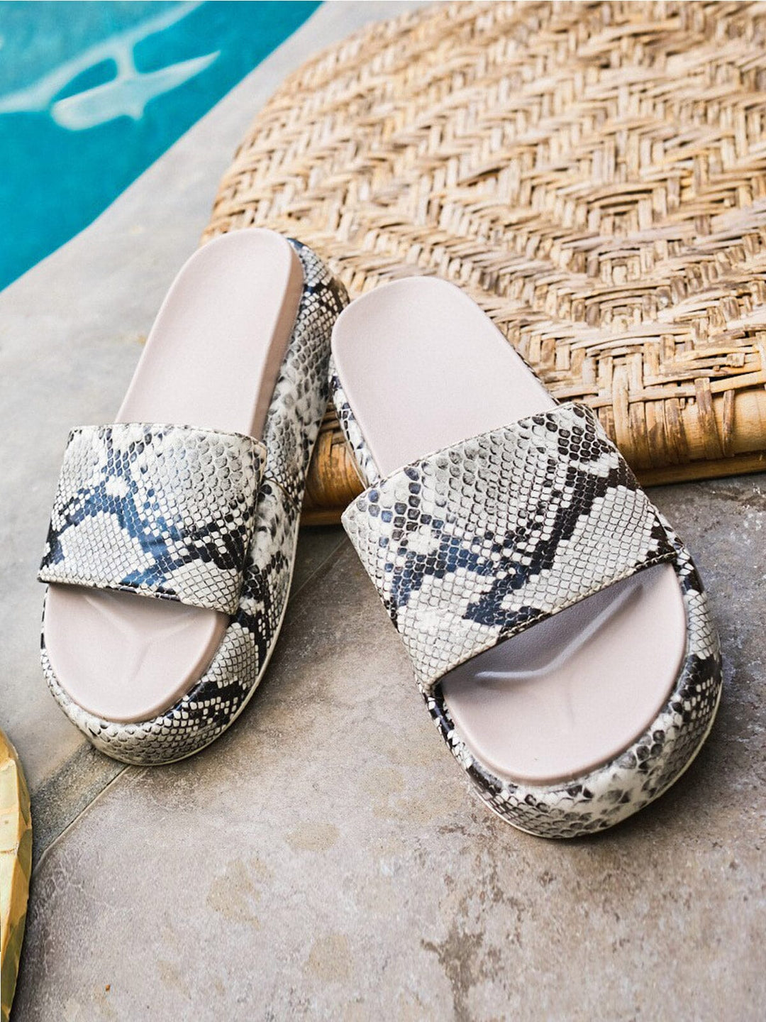 WOMEN'S SNAKE PRINT CASUAL SLIDES