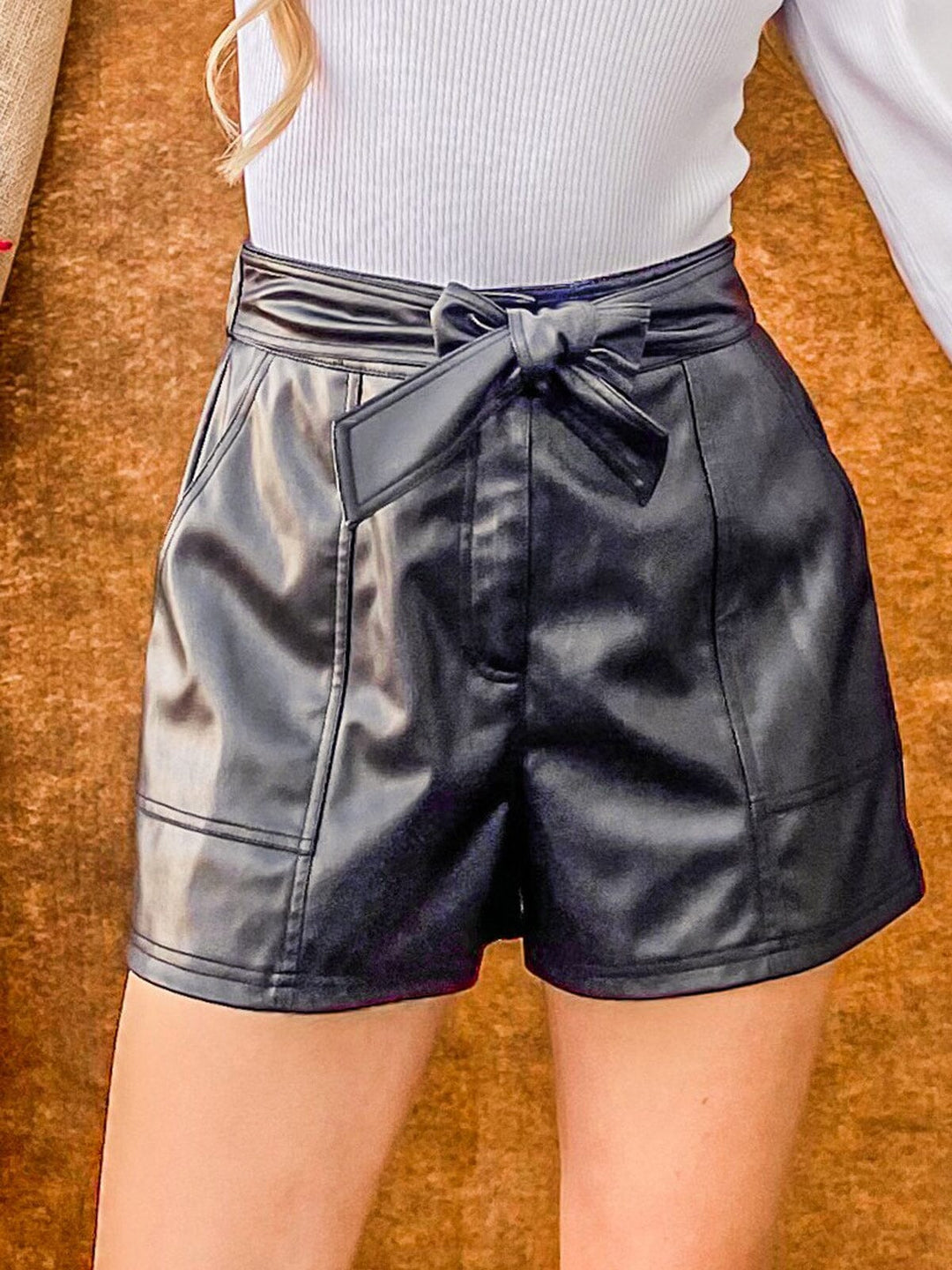 WOMEN'S BUTTON CLOSURE FRONT POCKETS PU PLEATHER MINI SHORTS