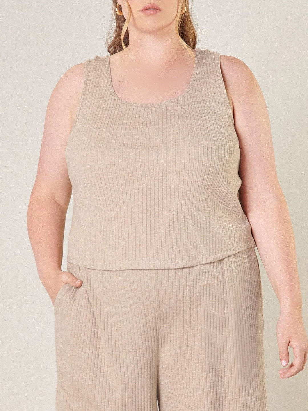 PLUS SIZE SLEEVELESS TANK TOP