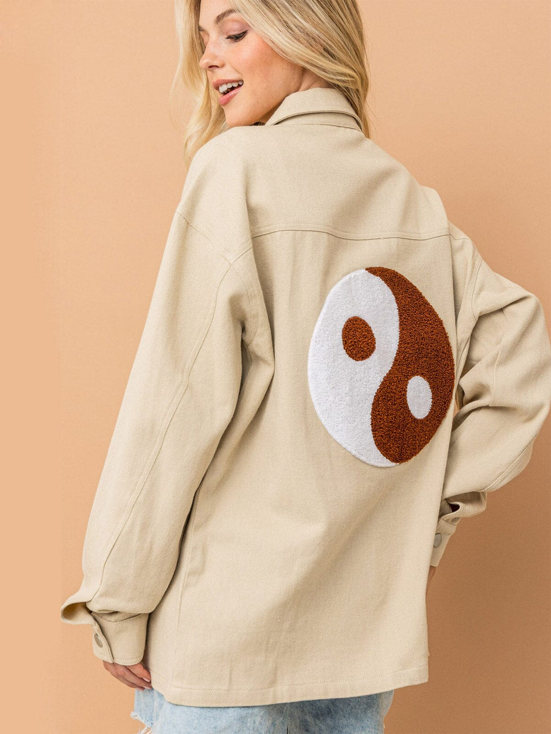 WOMEN'S LONG SLEEVE FRONT POCKETS BUTTON CLOSURE BACK EMBROIDERY DENIM SHACKET