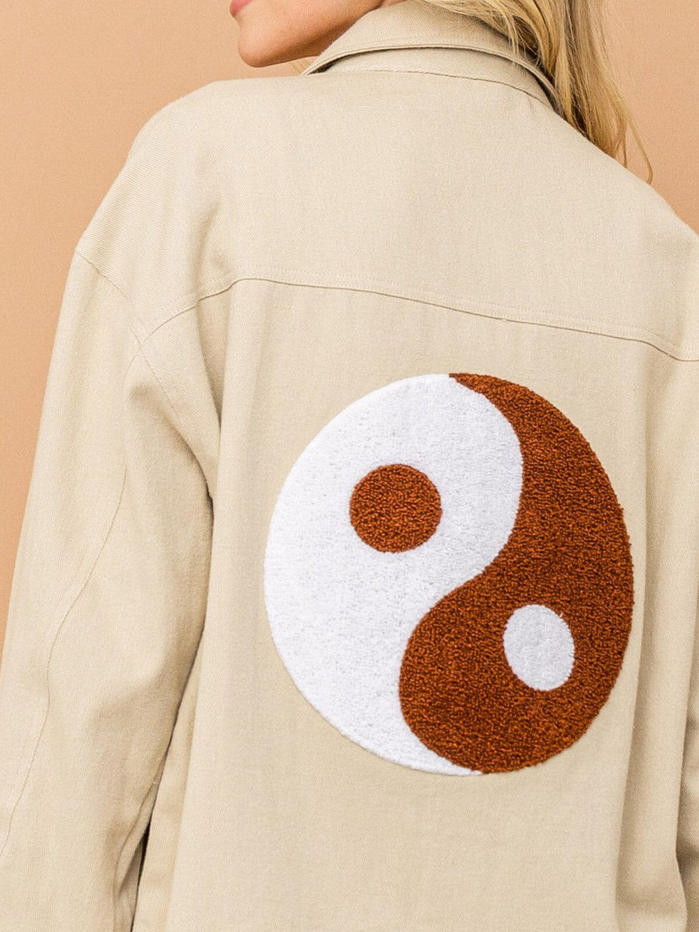 WOMEN'S LONG SLEEVE FRONT POCKETS BUTTON CLOSURE BACK EMBROIDERY DENIM SHACKET