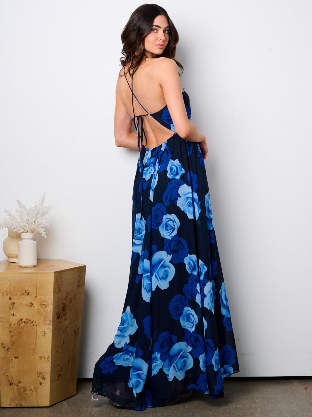 WOMEN'S SLEEVELESS OPEN BACK SELF TIE FLORAL MAXI DRESS