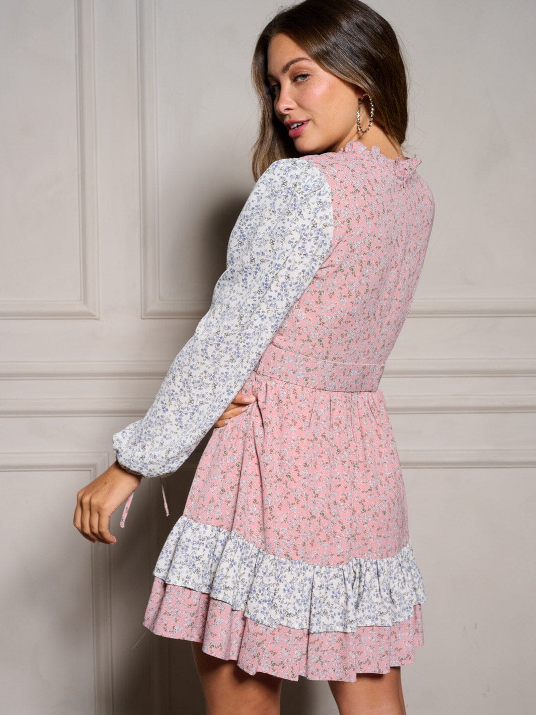 WOMEN'S LONG SLEEVE BELTED TIERED FLORAL SMOCK MINI DRESS