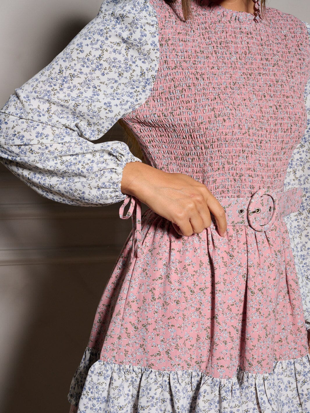 WOMEN'S LONG SLEEVE BELTED TIERED FLORAL SMOCK MINI DRESS