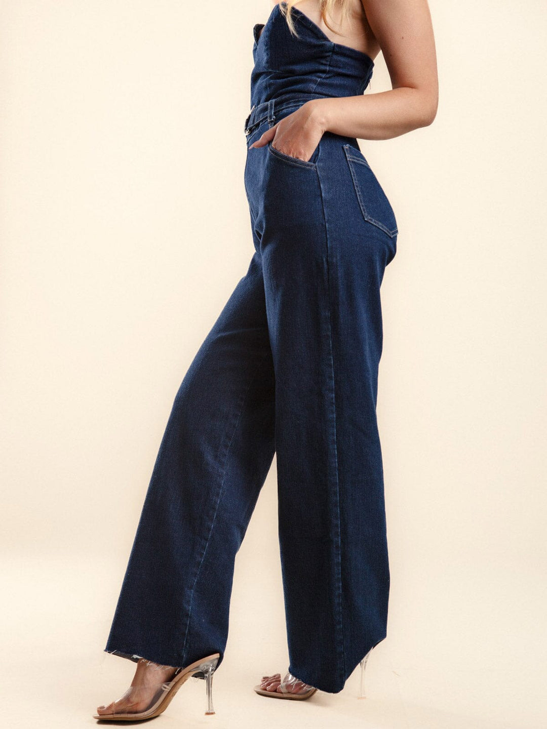 WOMEN'S SLEEVELESS V-NECK POCKETS BELTED DENIM JUMPSUIT