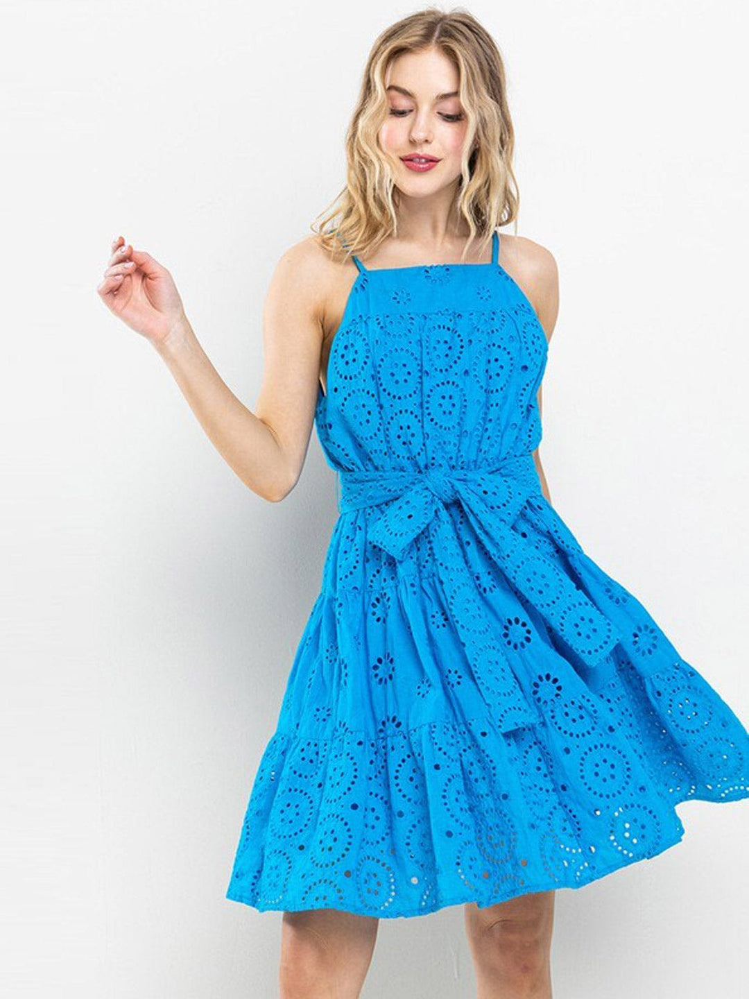 WOMEN'S SLEEVELESS SELF TIE EYELET DETAILED MINI DRESS