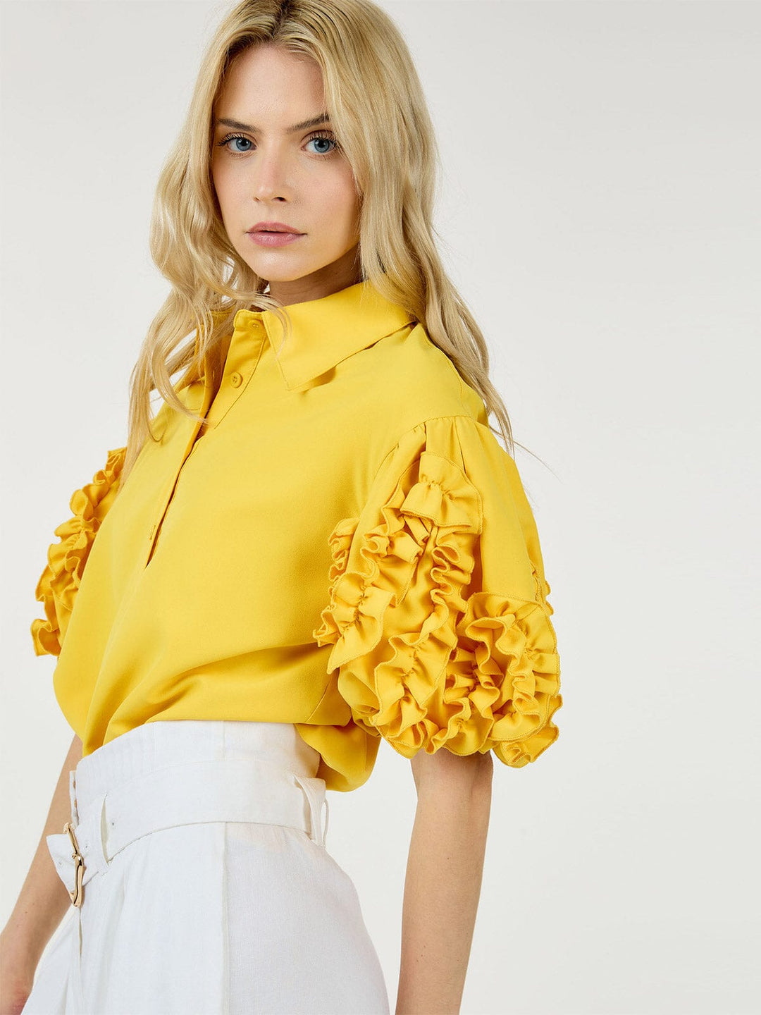 WOMEN'S SHORT RUFFLE SLEEVE BUTTON CLOSURE BLOUSE