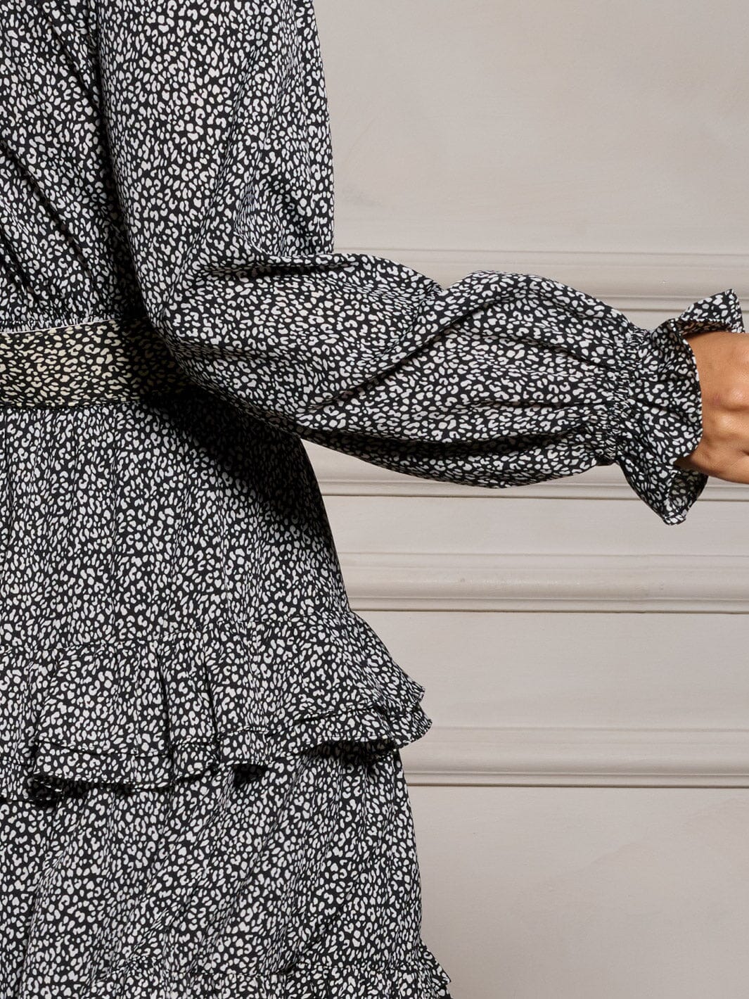 WOMEN'S LONG SLEEVE BELTED TIERED ANIMAL PRINT MINI DRESS