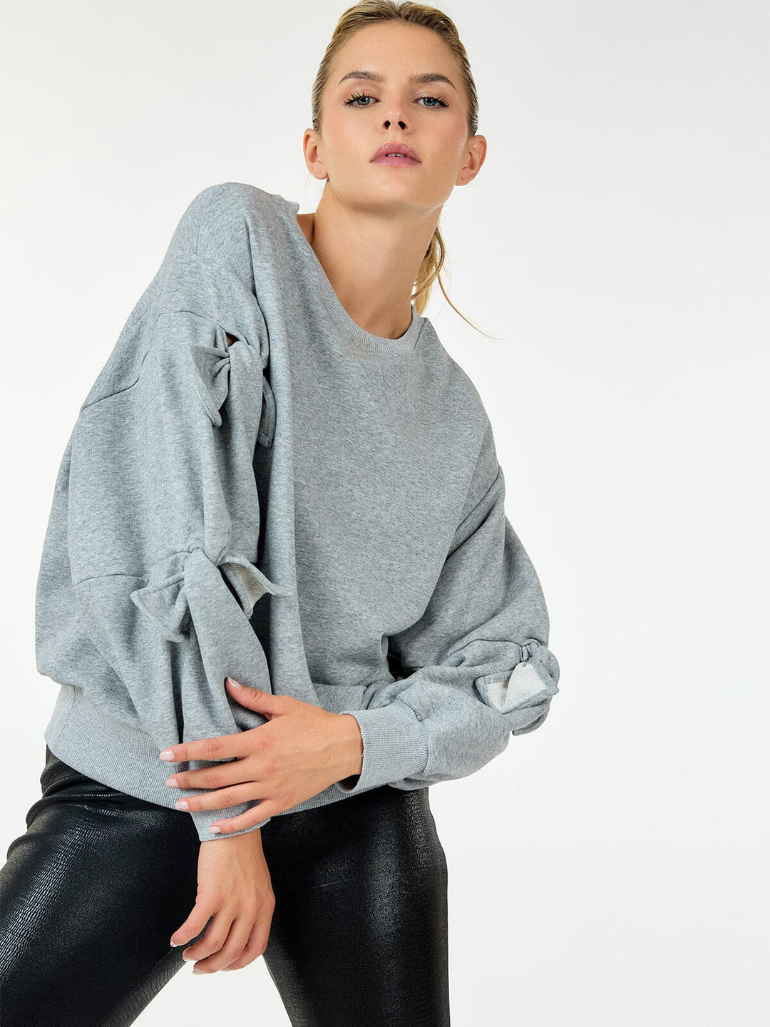 WOMEN'S LONG DETAILED SLEEVE PULLOVER SWEATER