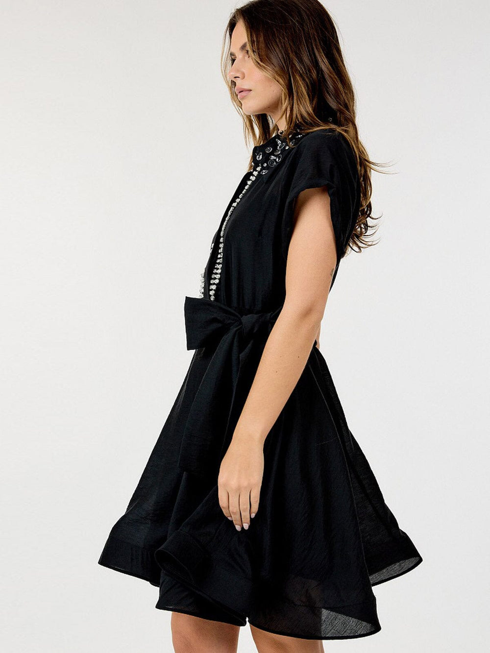 WOMEN'S SHORT SLEEVE BUTTON UP SELF TIE STUDS DETAILED MINI DRESS