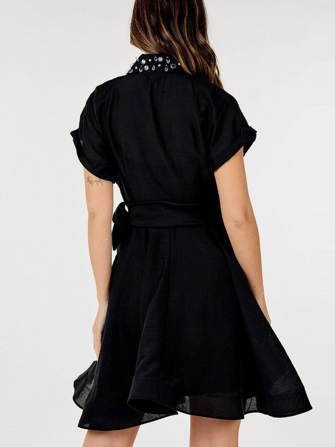 WOMEN'S SHORT SLEEVE BUTTON UP SELF TIE STUDS DETAILED MINI DRESS
