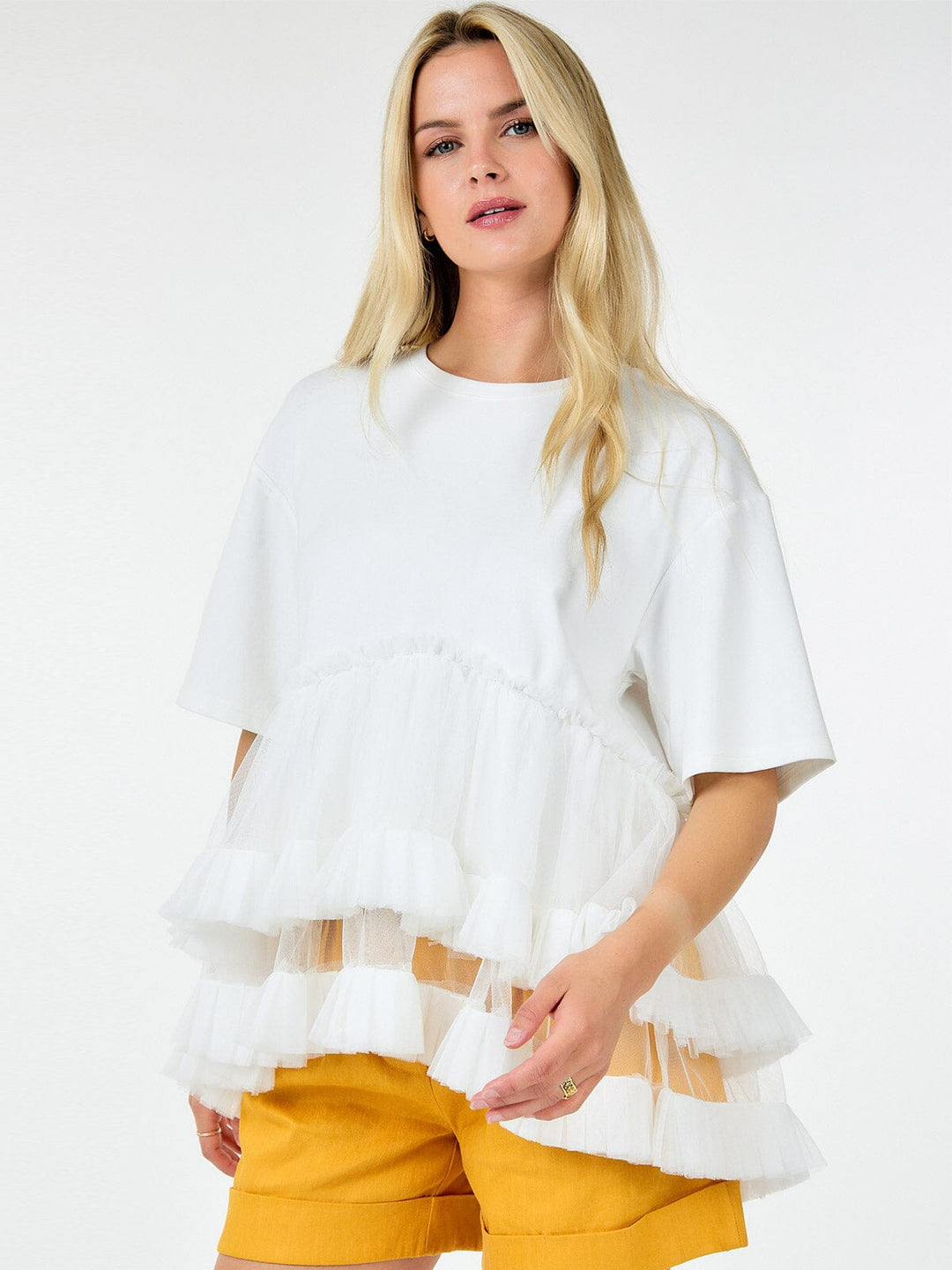 WOMEN'S SHORT SLEEVE RUFFLE TIERED HIGH-LOW DETAILED BLOUSE