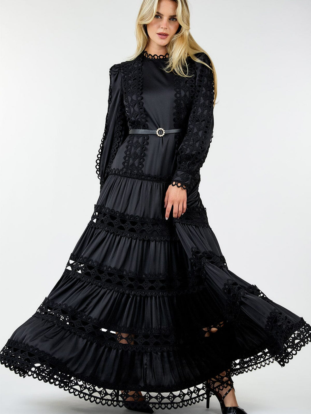 WOMEN'S LONG SLEEVE TIERED EYELET DETAILED BELTED MAXI DRESS