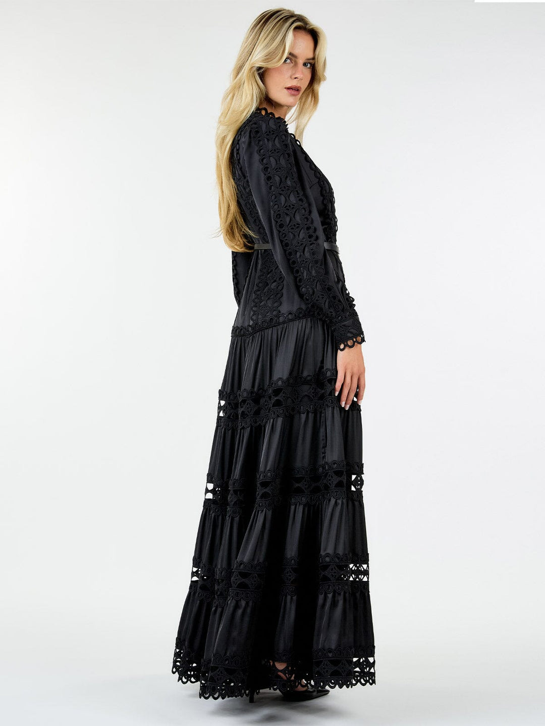 WOMEN'S LONG SLEEVE TIERED EYELET DETAILED BELTED MAXI DRESS