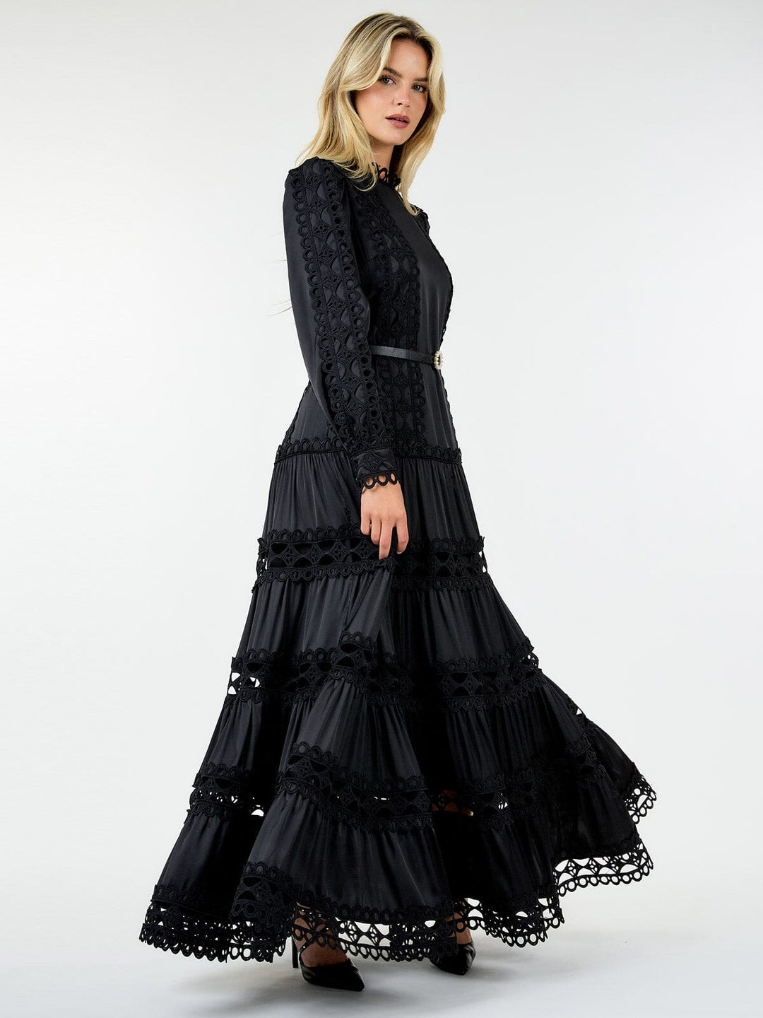 WOMEN'S LONG SLEEVE TIERED EYELET DETAILED BELTED MAXI DRESS