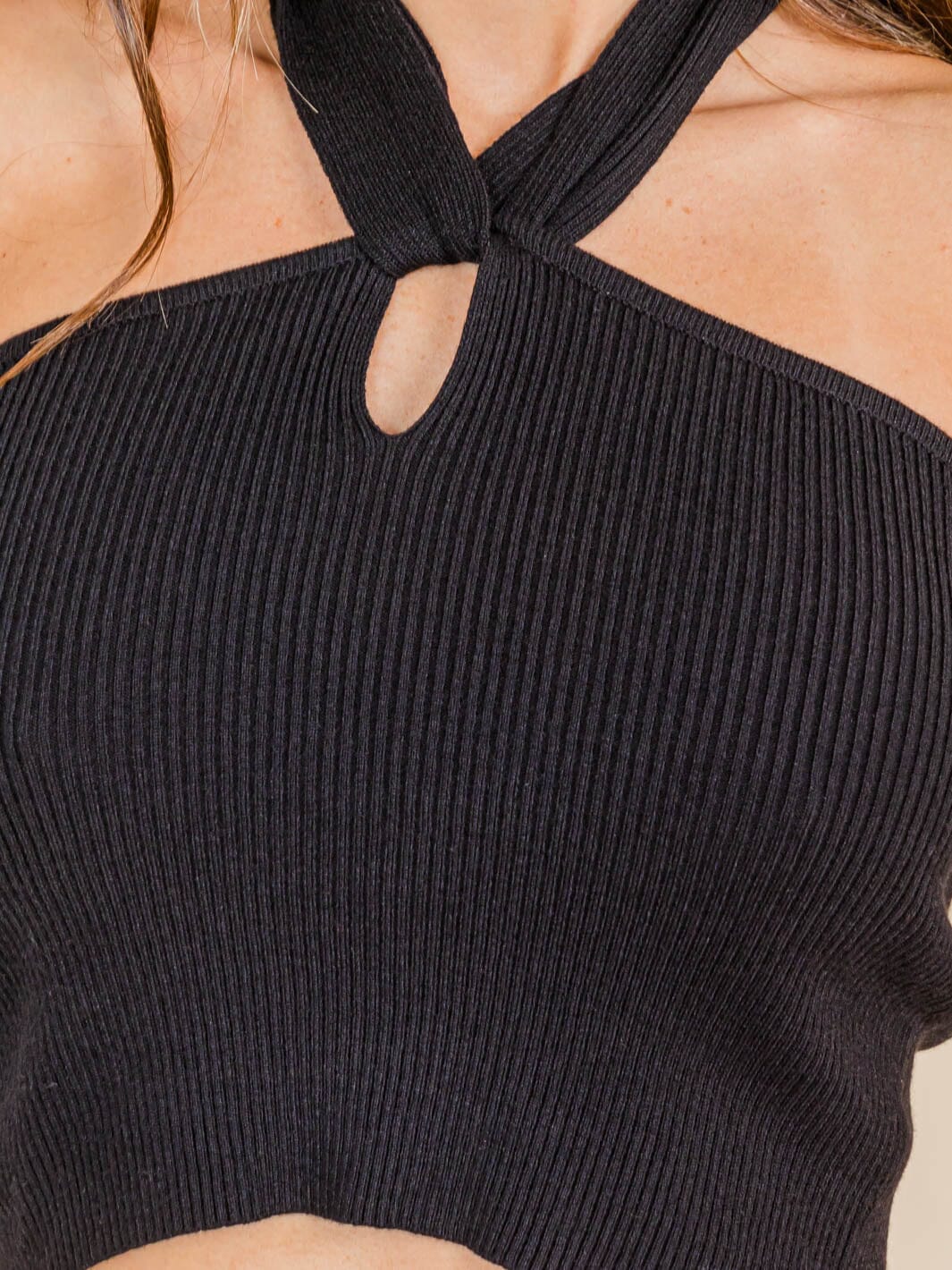 WOMEN'S SLEEVELESS KEY HOLE HALTER NECK CROP TOP