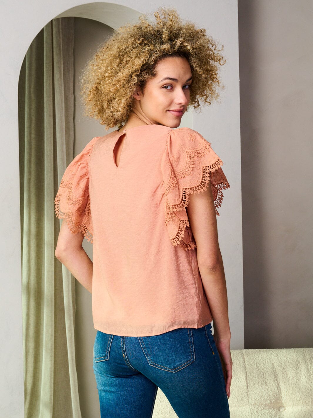 WOMEN'S SHORT DETAILED SLEEVE BLOUSE TOP