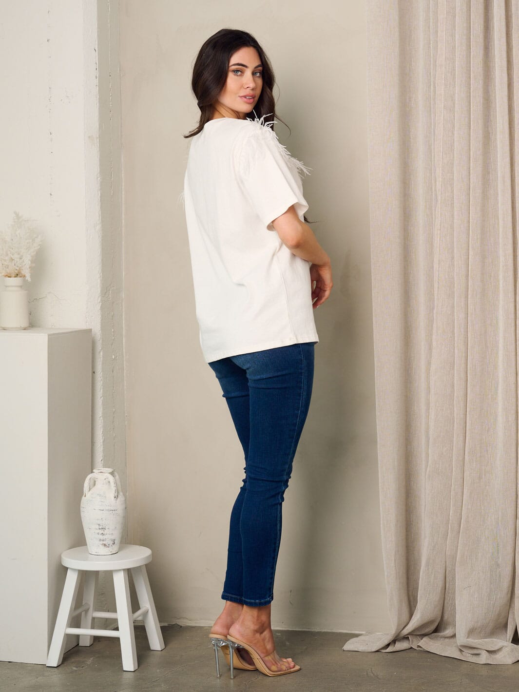 WOMEN'S SHORT SLEEVE FEATHER DETAILED SOLID TOP