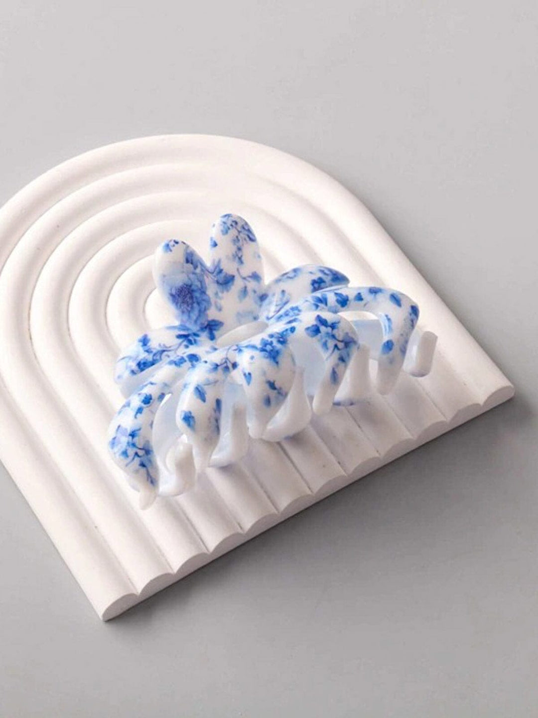 FASHION BLUE WHITE FLOWER HAIR CLAW CLIPS