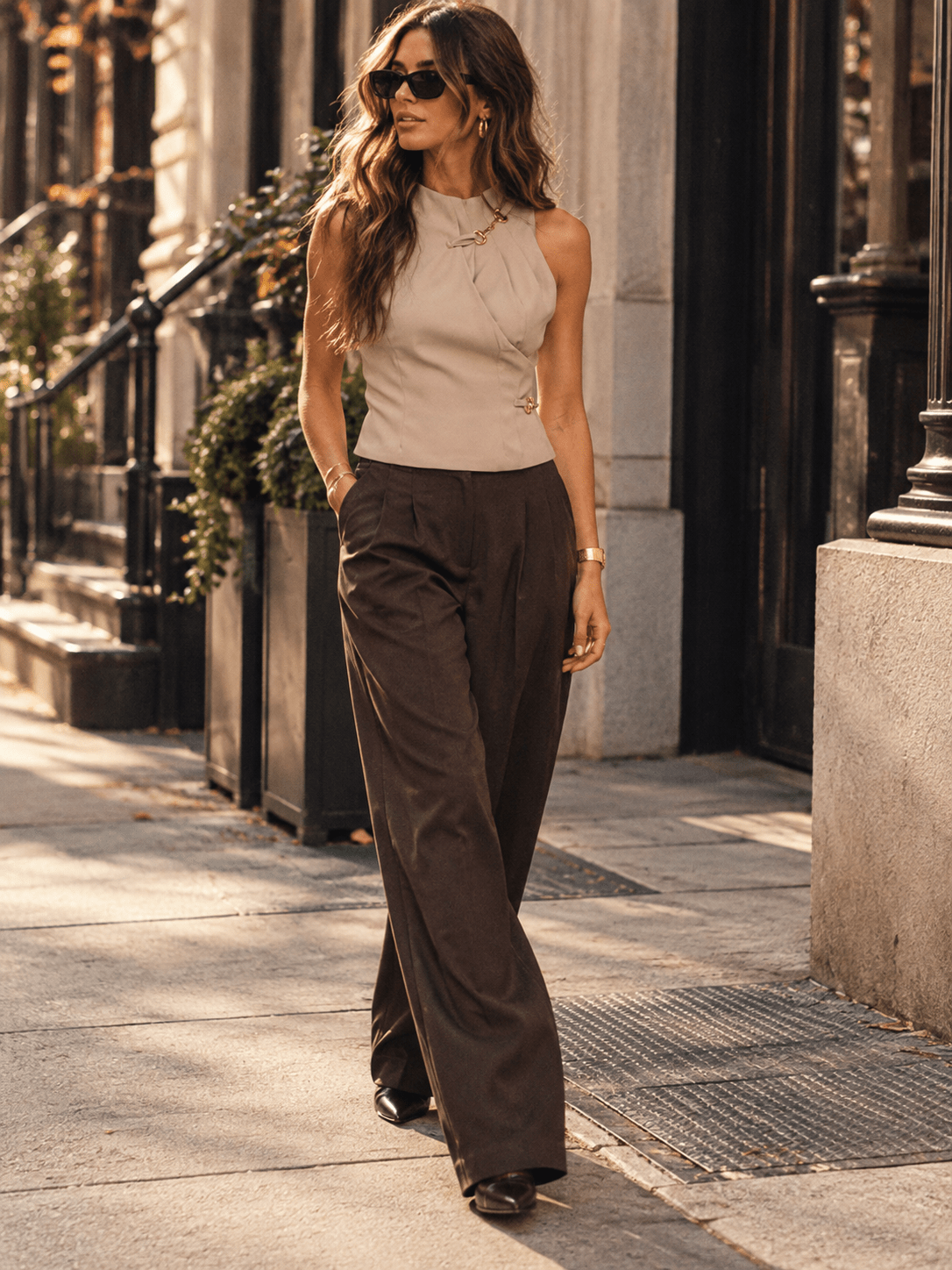 WOMEN'S SLEEVELESS MOCK NECK BUCKLE DETAILED BLOUSE