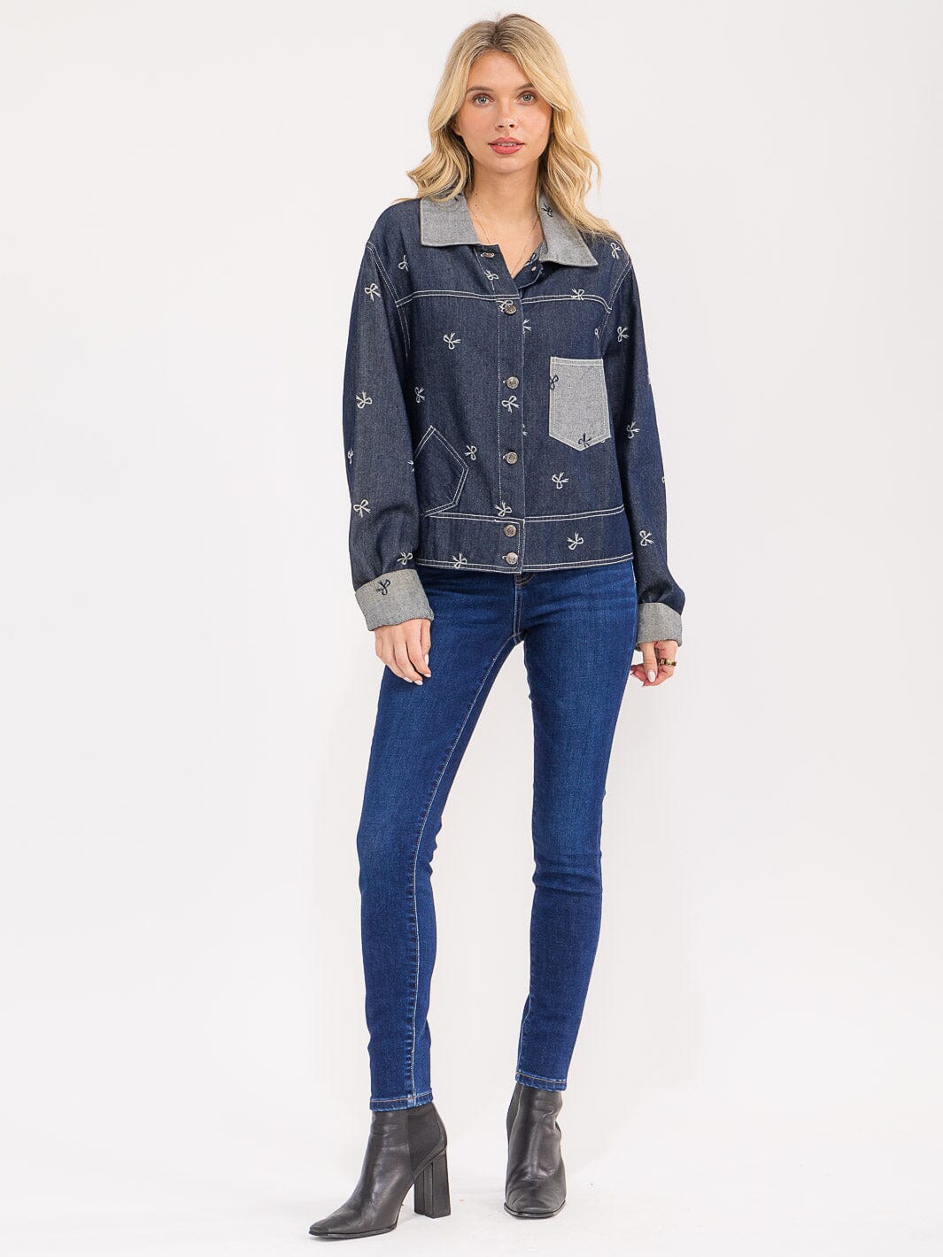 WOMEN'S LONG SLEEVE BUTTON CLOSURE FRONT POCKETS BOW PRINT DENIM JACKET