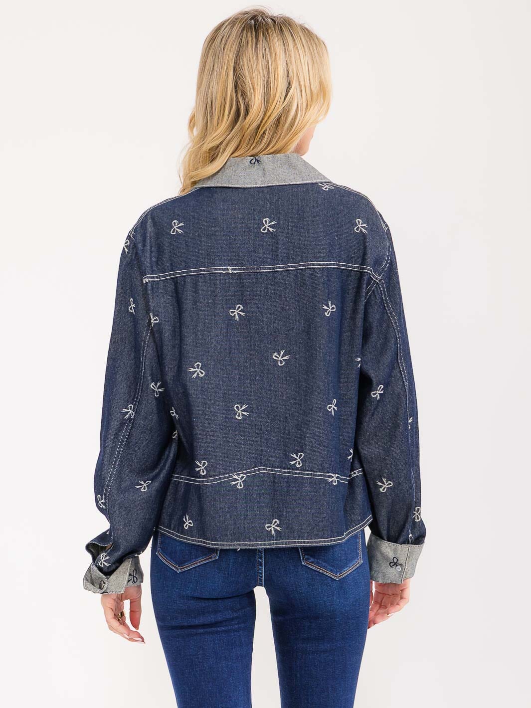 WOMEN'S LONG SLEEVE BUTTON CLOSURE FRONT POCKETS BOW PRINT DENIM JACKET