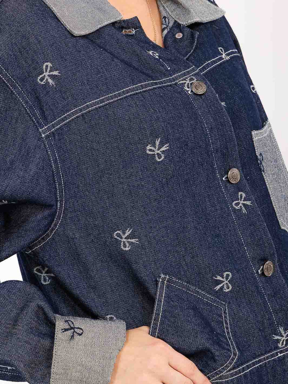 WOMEN'S LONG SLEEVE BUTTON CLOSURE FRONT POCKETS BOW PRINT DENIM JACKET
