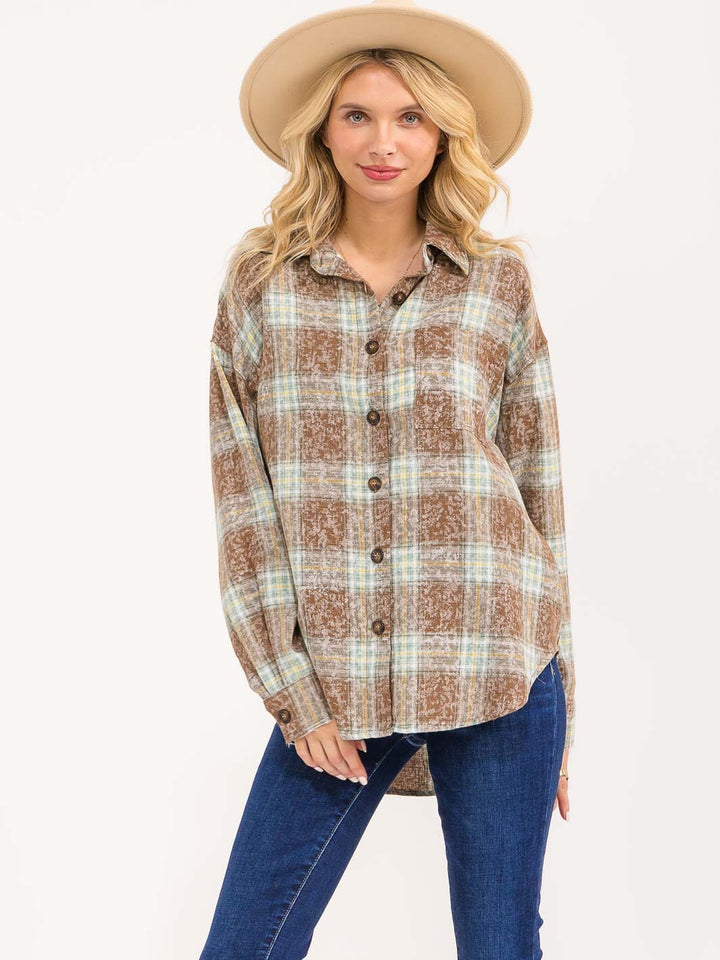 WOMEN'S LONG SLEEVE BUTTON CLOSURE FRONT POCKET PLAID SHIRT