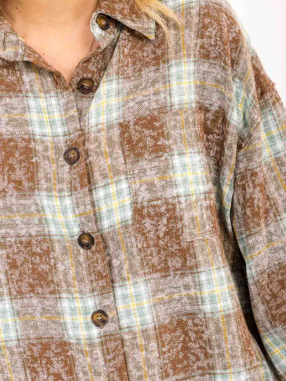 WOMEN'S LONG SLEEVE BUTTON CLOSURE FRONT POCKET PLAID SHIRT