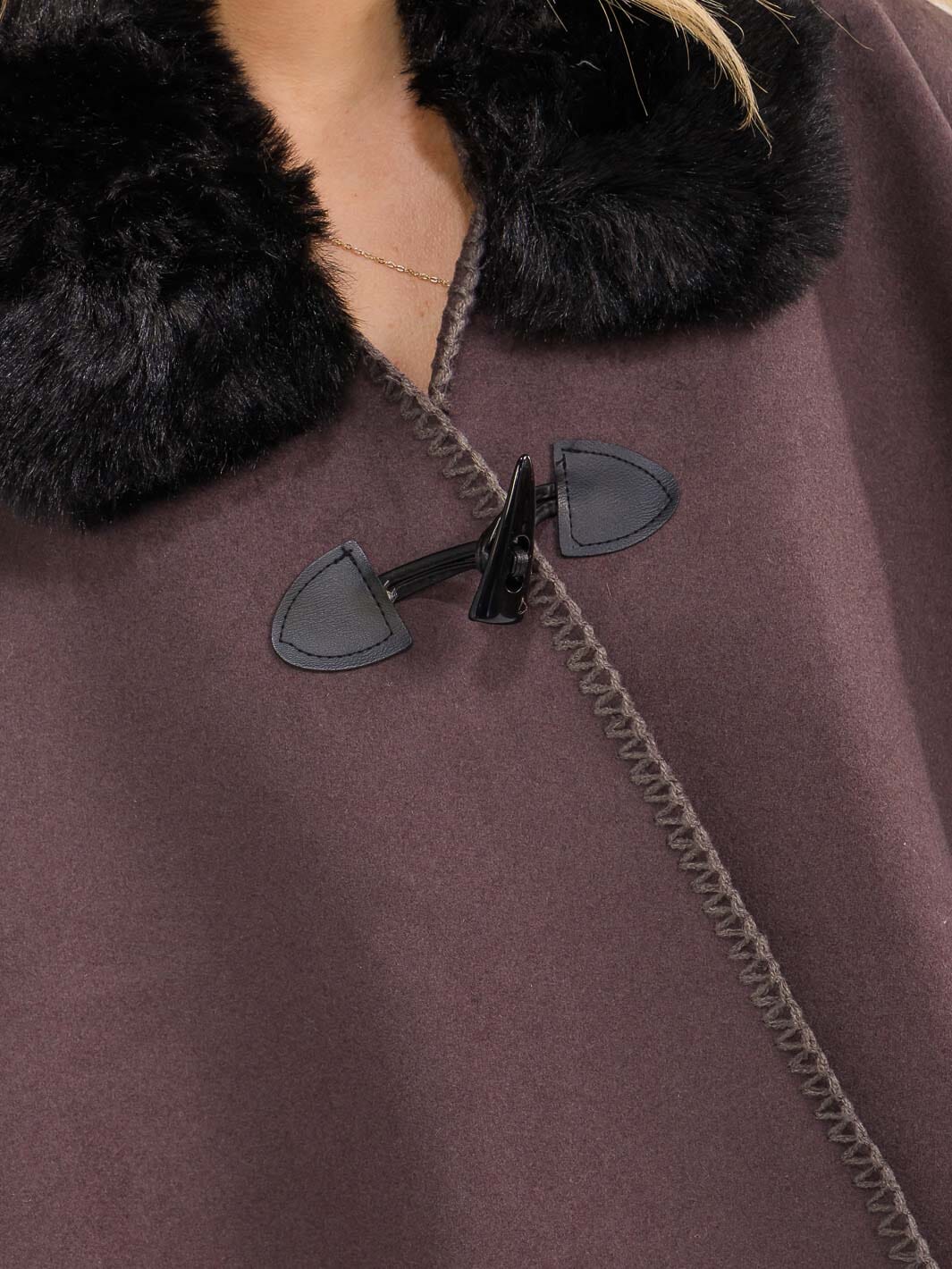 WOMEN'S BUTTON CLOSURE FAUX FUR COLLAR WRAP PONCHO
