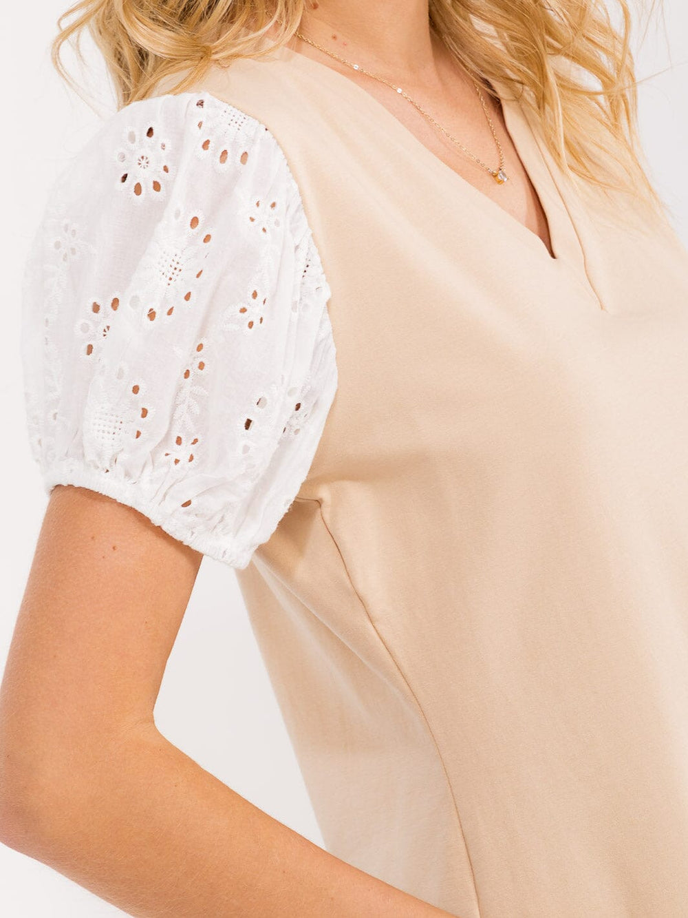 WOMEN'S SHORT EYELET SLEEVE V-NECK CONTRAST TOP