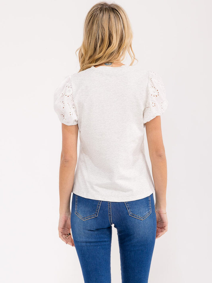 WOMEN'S SHORT EYELET SLEEVE V-NECK CONTRAST TOP