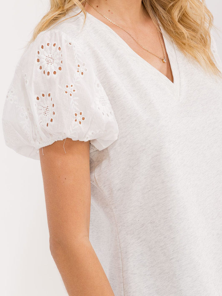 WOMEN'S SHORT EYELET SLEEVE V-NECK CONTRAST TOP