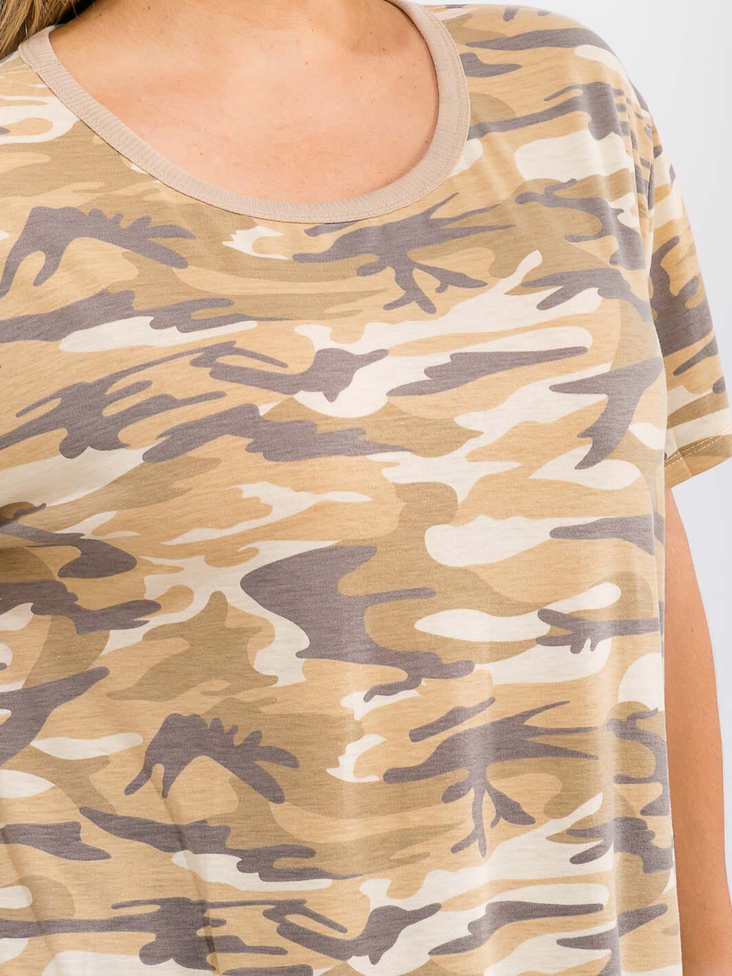 PLUS SIZE SHORT SLEEVE CAMO PRINT BASIC TOP