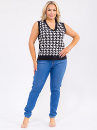 PLUS SIZE SLEEVELESS V-NECK MULTI PRINT TOP