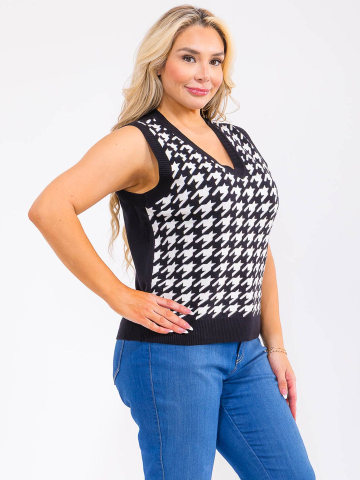 PLUS SIZE SLEEVELESS V-NECK MULTI PRINT TOP
