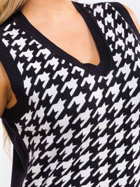 PLUS SIZE SLEEVELESS V-NECK MULTI PRINT TOP