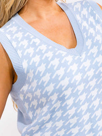 PLUS SIZE SLEEVELESS V-NECK MULTI PRINT TOP