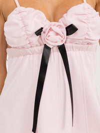 WOMEN'S SLEEVELESS V-NECK FLOWER DETAILED BABYDOLL MINI DRESS
