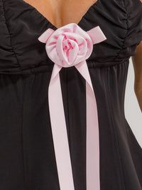WOMEN'S SLEEVELESS V-NECK FLOWER DETAILED BABYDOLL MINI DRESS