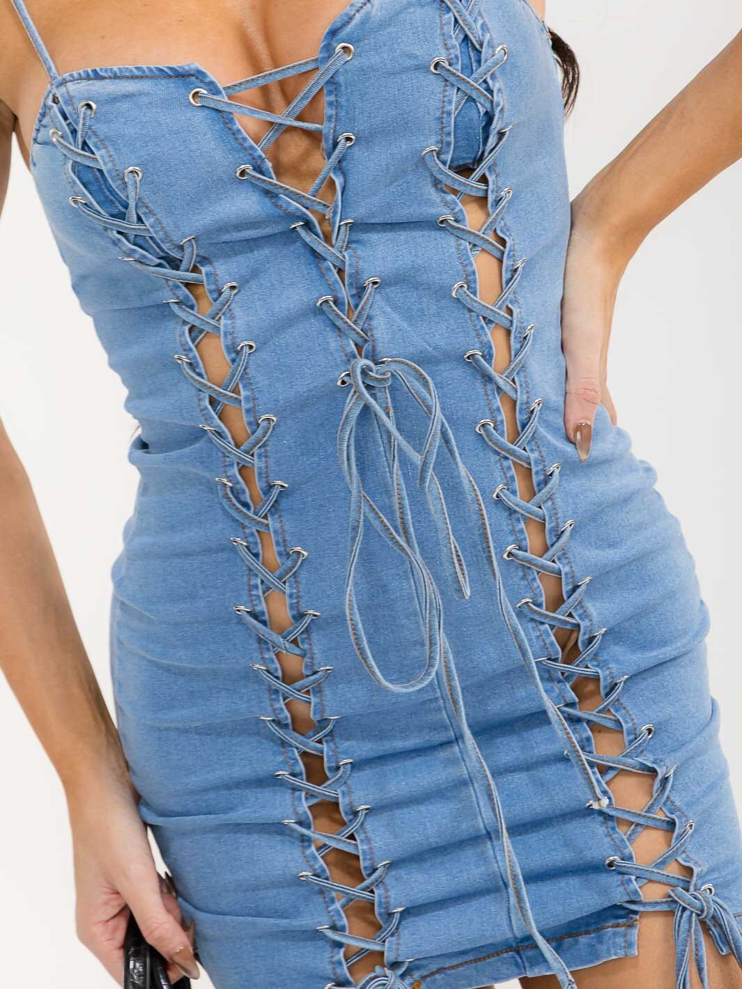 WOMEN'S SLEEVELESS V-NECK LACE UP DETAILED BODYCON DENIM MINI DRESS