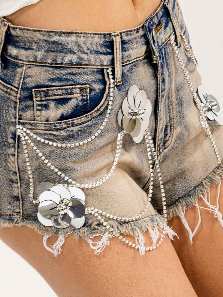 WOMEN'S BUTTON CLOSURE POCKETS WASHED DENIM FLOWER DETAILED MINI SHORTS