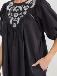 WOMEN'S SHORT PUFF SLEEVE FRONT POCKETS EMBROIDERY DETAILED TUNIC MINI DRESS