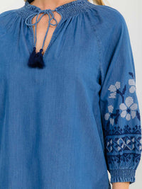 WOMEN'S 3/4 SLEEVE V-NECK EMBROIDERY DETAILED DENIM BLOUSE