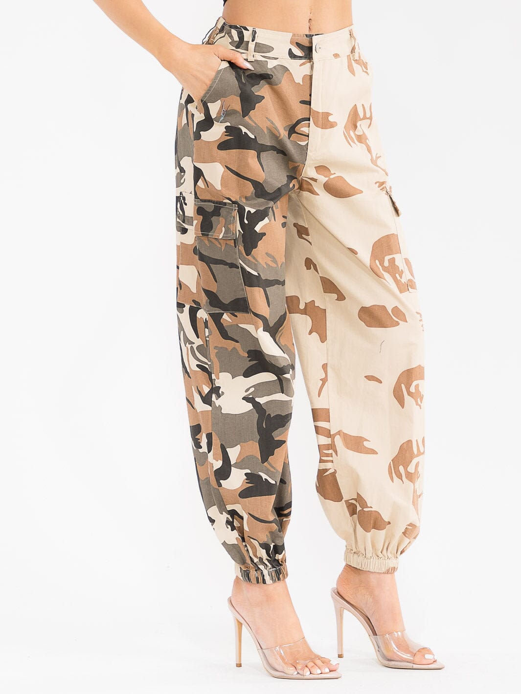 WOMEN'S BUTTON CLOSURE CARGO POCKETS CAMO PRINT JOGGER DENIM PANTS