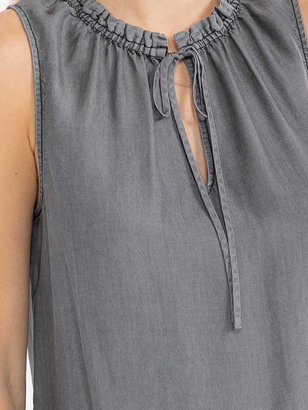 WOMEN'S SLEEVELESS WASHED CHAMBRAY TANK TOP