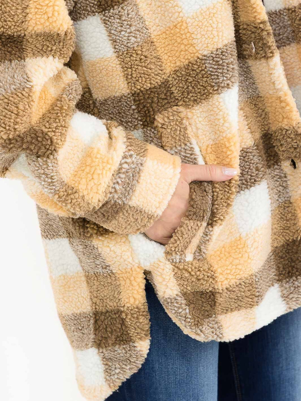 WOMEN'S LONG SLEEVE BUTTON CLOSURE FRONT POCKETS HIGH-LOW SHERPA PLAID JACKET